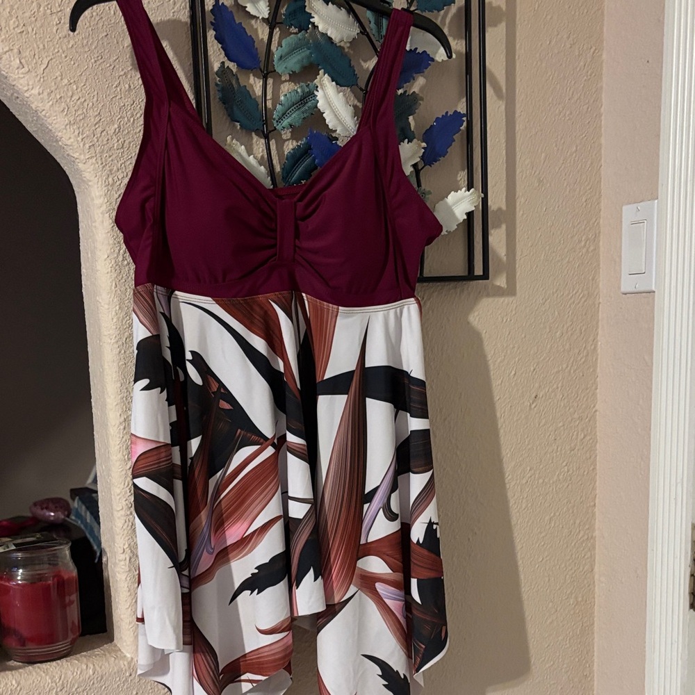Plum & White Floral Swim top size XXL (NWOT)